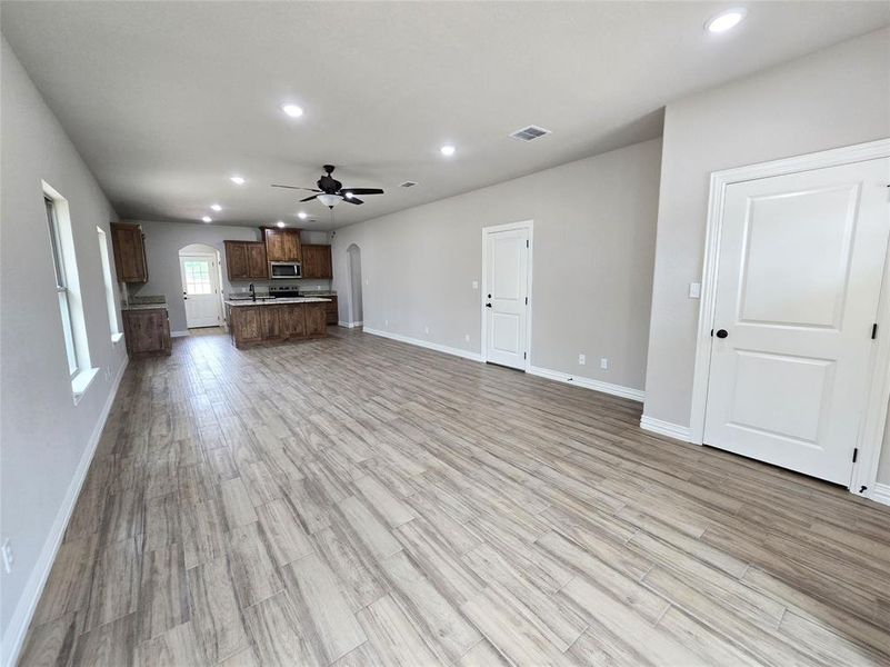 Spacious, unfurnished interior of a new home in , Weatherford (Image 16).