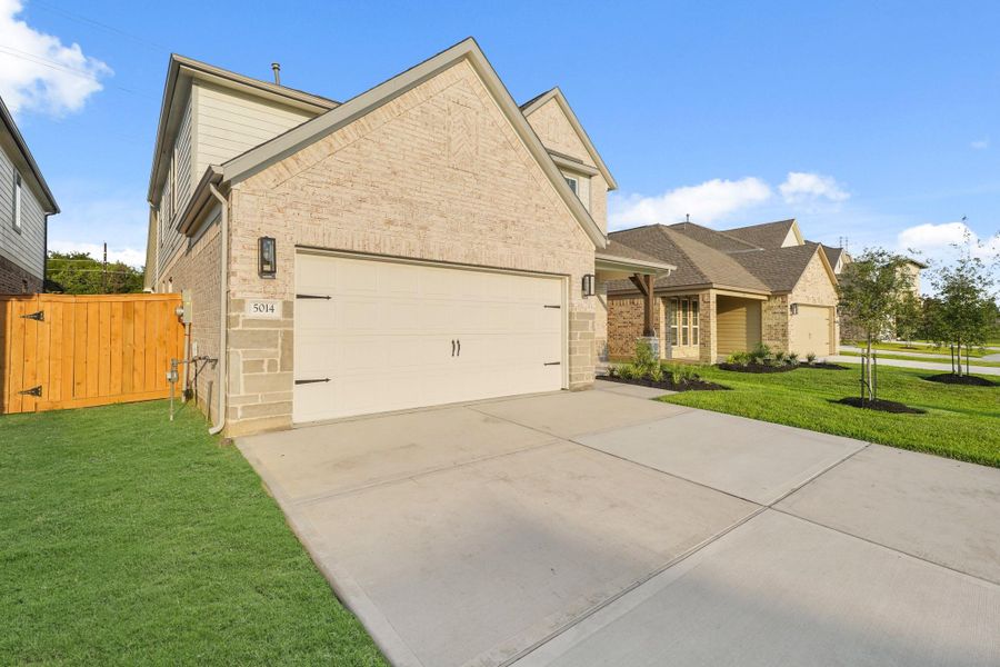 Exterior details and patio area of a home in Sunterra, Katy (Image 17).