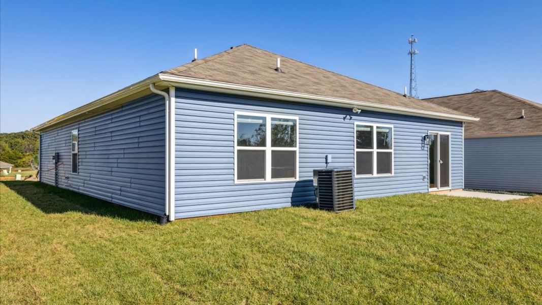 Representative exterior details of a home built from the Freeport by D.R. Horton in Emory Creek, Harriman (Image 3).
