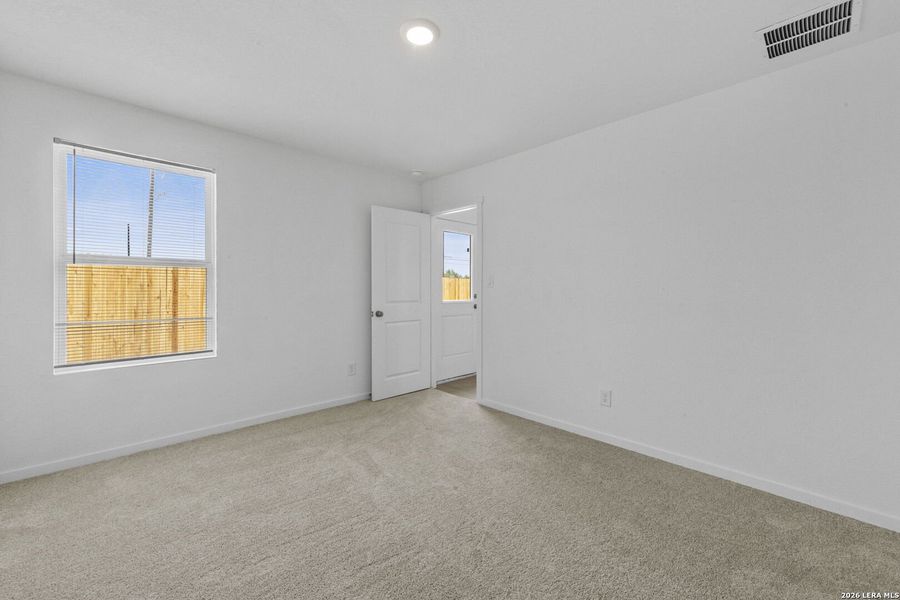 Spacious, unfurnished interior of a new home in Spring Grove, St. Hedwig (Image 13).