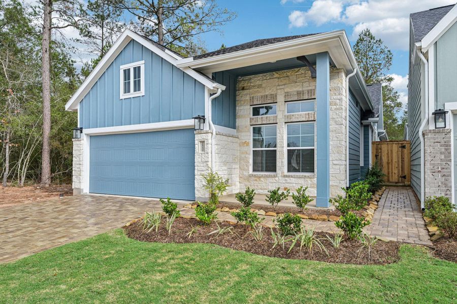 Exterior details and patio area of a home in Kresston 50's, Montgomery (Image 21).