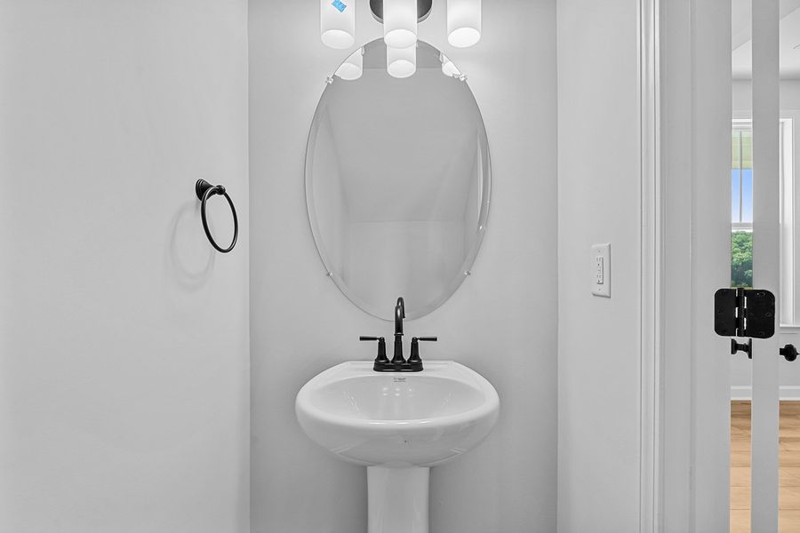 Image 41 of a home in Hanes Lake.