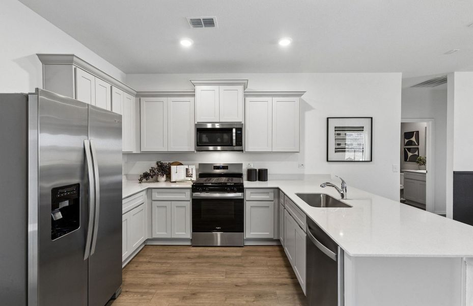 Representative furnished interior of a home built from the Livingston by Pulte Homes in Cottonwood, Howe (Image 9).