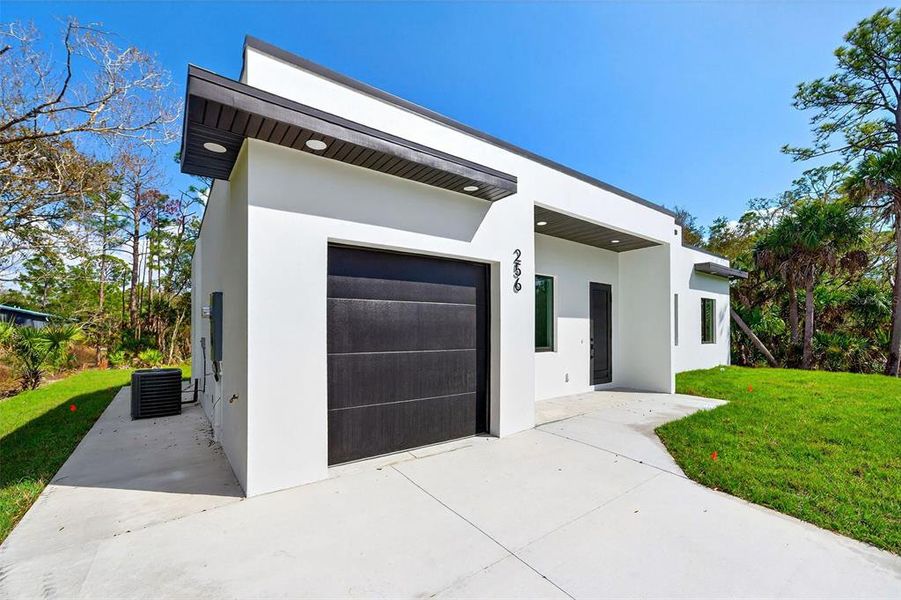 Exterior details and patio area of a home in , Port Charlotte (Image 3).