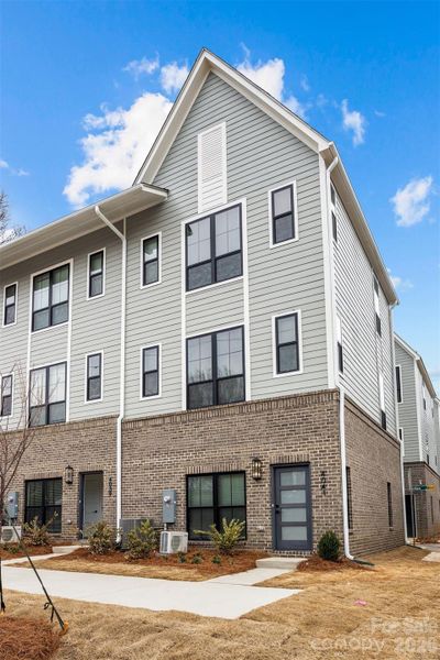 Condo located in Charlotte, NC showcasing its design and architecture (Image 6). Condo located in Charlotte, NC showcasing its design and architecture (Image 6).