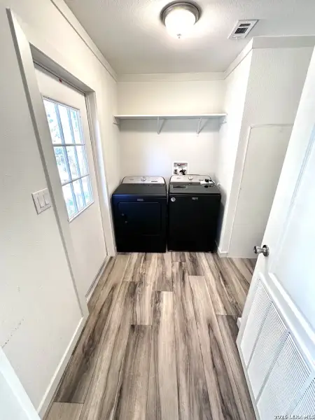 Spacious, unfurnished interior of a new home in , Lakehills (Image 25).