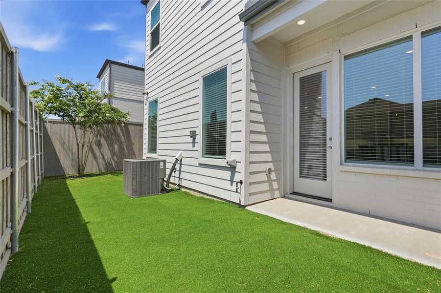 Exterior details and patio area of a home in , Dallas (Image 3).