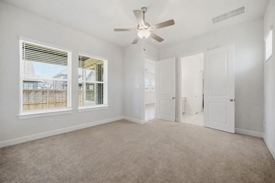 Spacious, unfurnished interior of a new home in The Groves 35', Humble (Image 28).