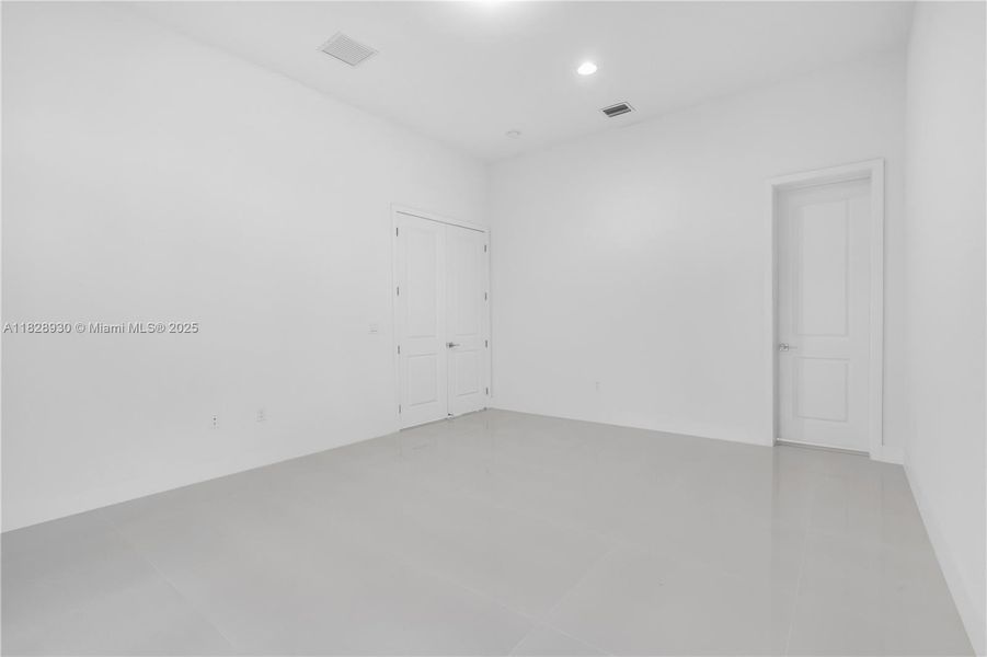 Spacious, unfurnished interior of a new home in , Davie (Image 38).