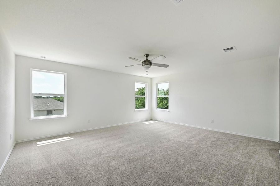 Spacious, unfurnished interior of a new home in Hidden Trails, Belton (Image 8).