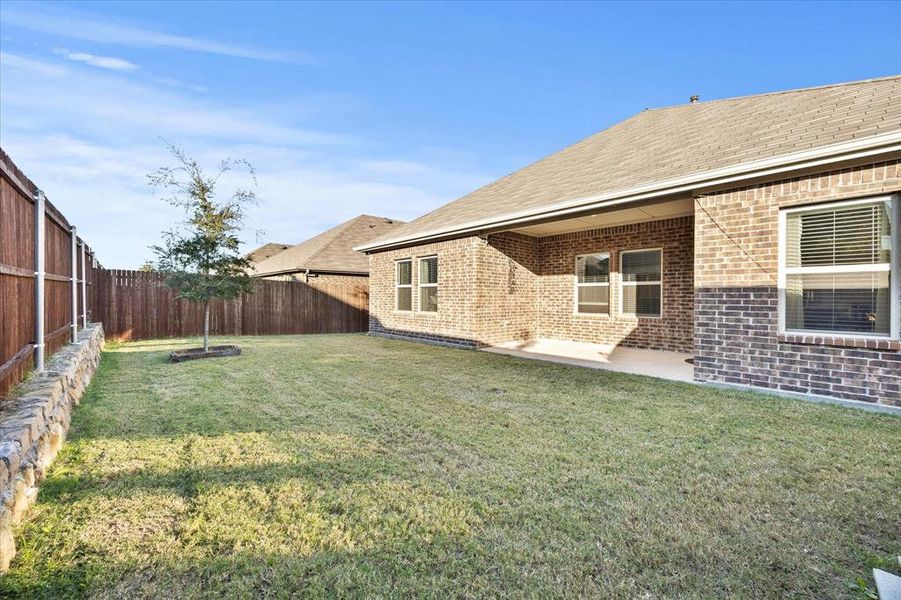 Exterior details and patio area of a home in Stonehaven, Caddo Mills (Image 4).