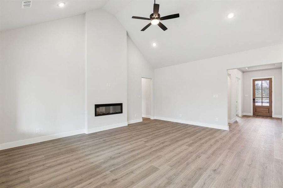 Spacious, unfurnished interior of a new home in Dove Hollow, Waxahachie (Image 27).