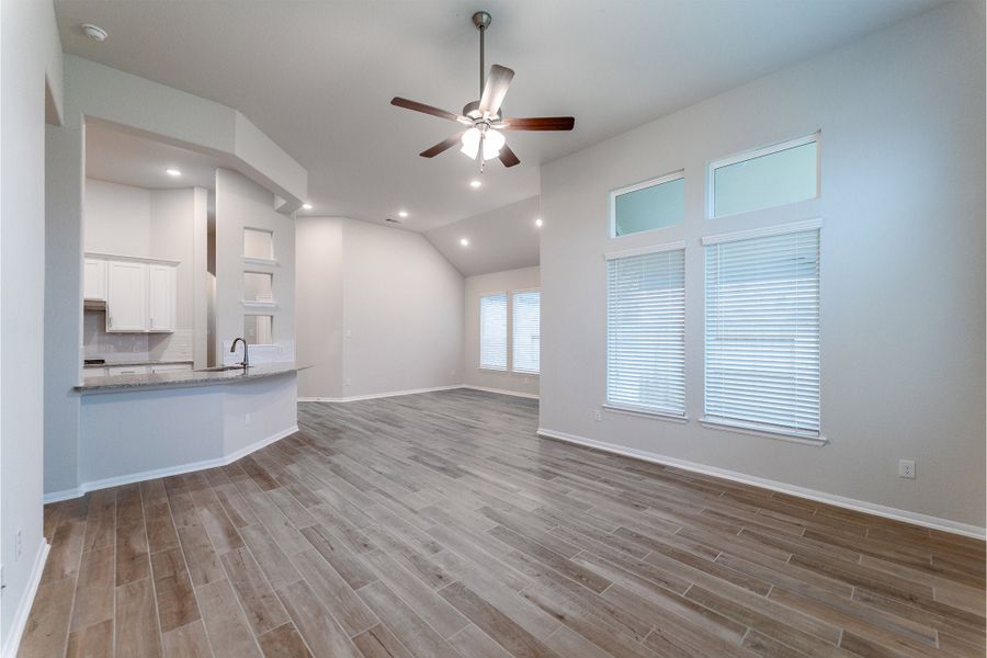 Spacious, unfurnished interior of a new home in Canterra Creek, Rosharon (Image 19).