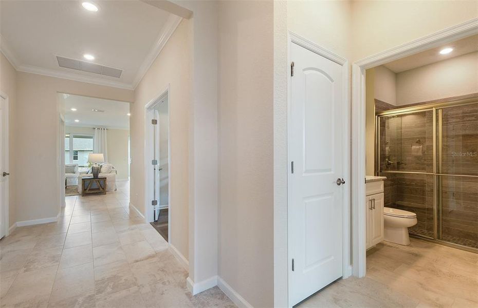 Spacious, unfurnished interior of a new home in Tohoqua Reserve, Kissimmee (Image 20).
