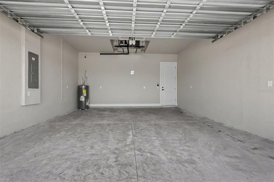 Spacious, unfurnished interior of a new home in , Cape Coral (Image 21).