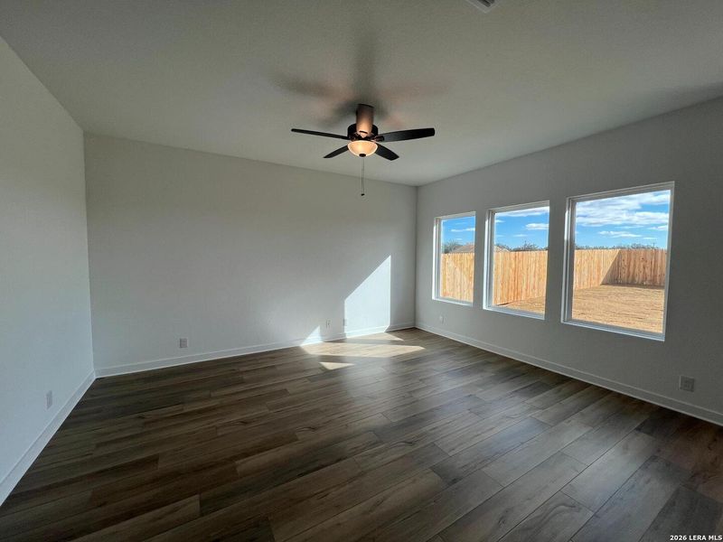 Spacious, unfurnished interior of a new home in Nopal Valley, San Antonio (Image 34).