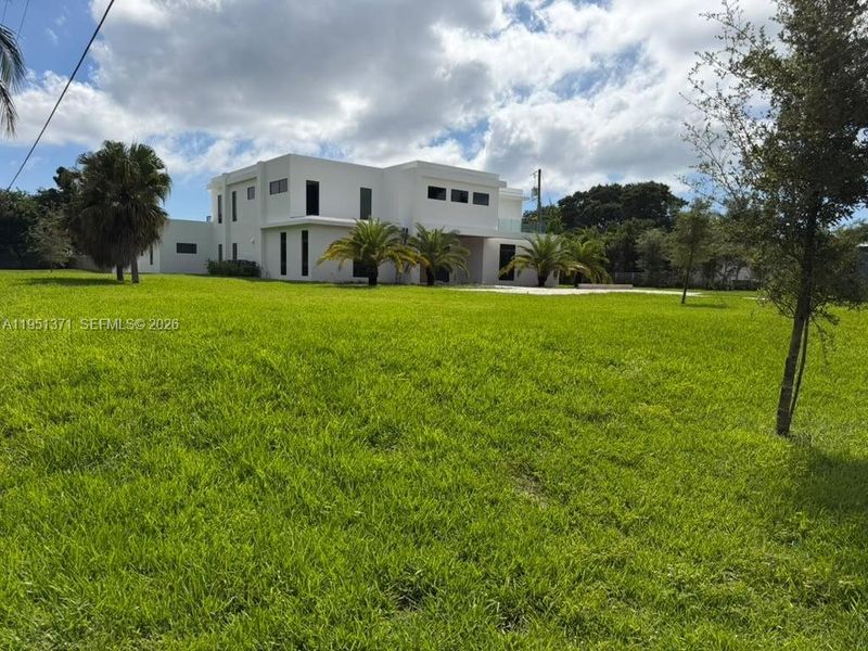 Exterior details and patio area of a home in , Pinecrest (Image 3).