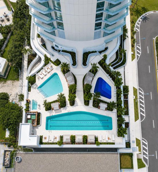 Condo located in Miami, FL showcasing its design and architecture (Image 4).