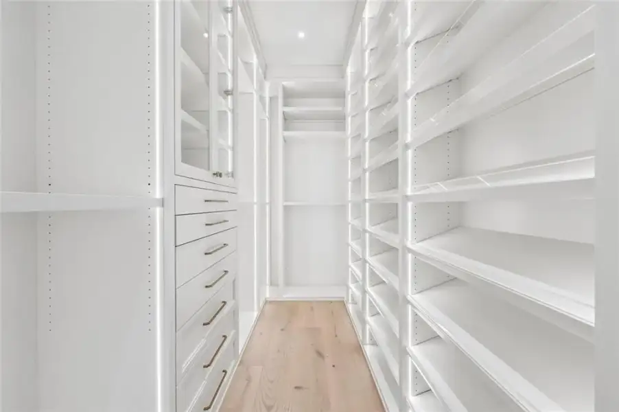Spacious, unfurnished interior of a new home in , Alpharetta (Image 82).