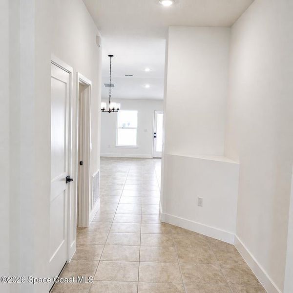 Spacious, unfurnished interior of a new home in St. John's Preserve, Palm Bay (Image 13).