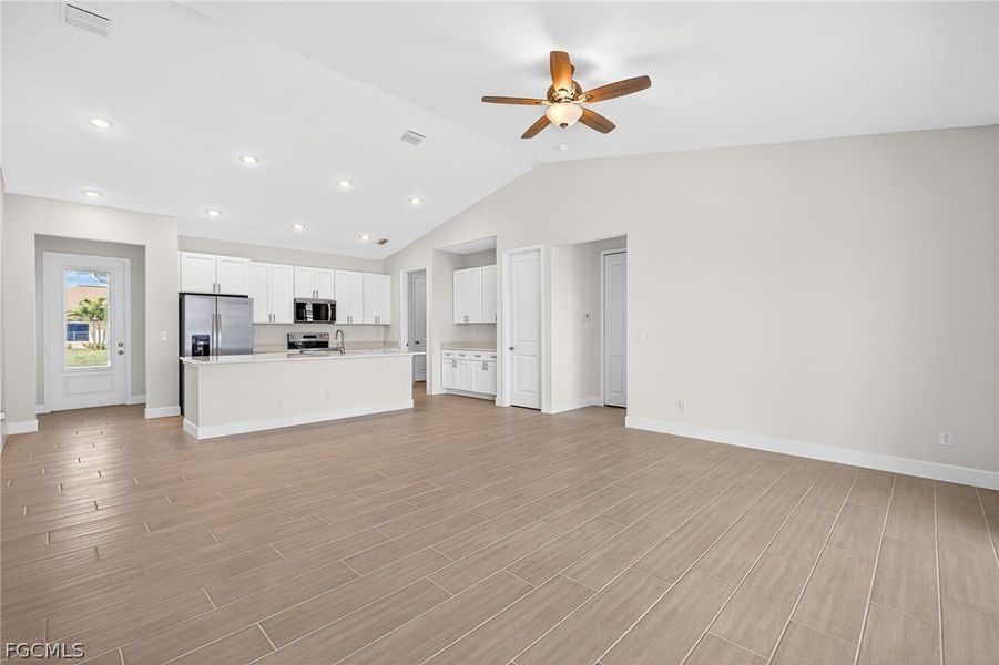 Spacious, unfurnished interior of a new home in Cape Coral, Cape Coral (Image 19).