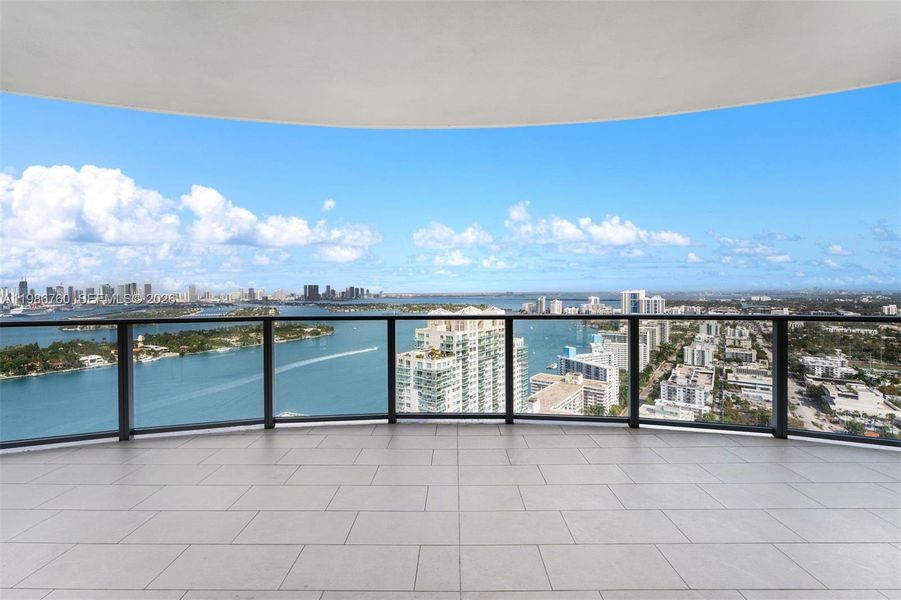 Condo located in Miami Beach, FL showcasing its design and architecture (Image 13).