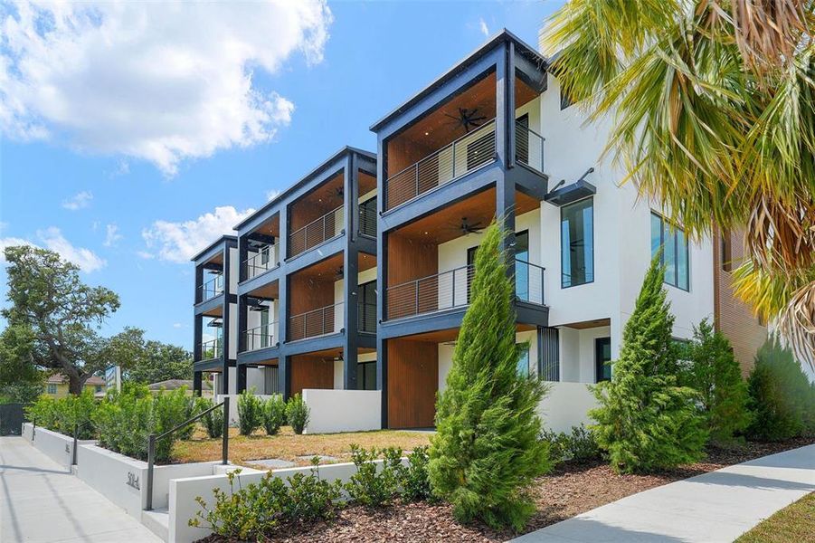 Condo located in Tampa, FL showcasing its design and architecture (Image 4).