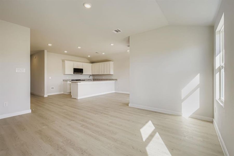 Spacious, unfurnished interior of a new home in Middlefield Village, Dallas (Image 12).