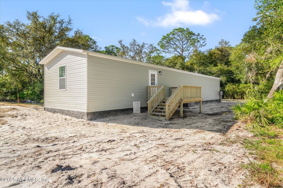 Exterior details and patio area of a home in , East Palatka (Image 15).