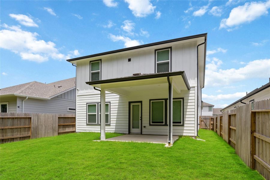 Large spacious fenced yard with a private back porch! Large spacious fenced yard with a private back porch!