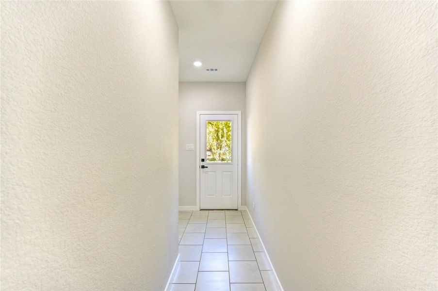 Spacious, unfurnished interior of a new home in , Navasota (Image 25).