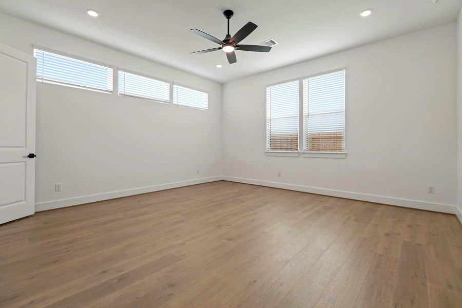 Spacious, unfurnished interior of a new home in , Rosenberg (Image 18).