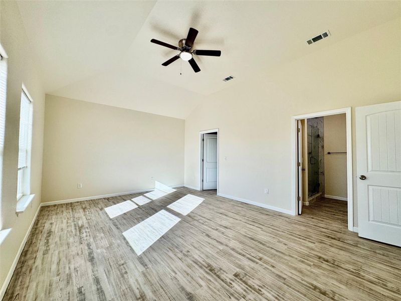 Spacious, unfurnished interior of a new home in , Bayou Vista (Image 19).