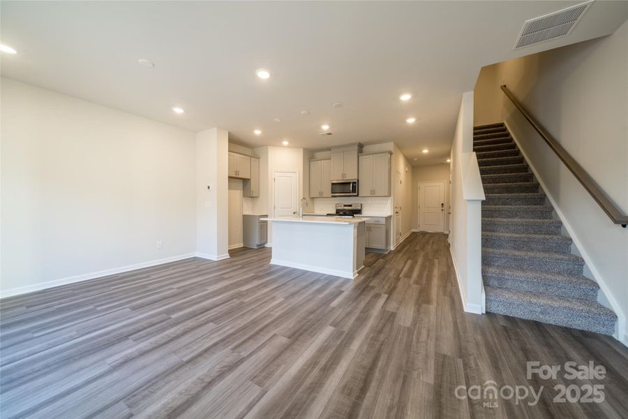 Spacious, unfurnished interior of a new home in Galloway Ridge, Charlotte (Image 8).