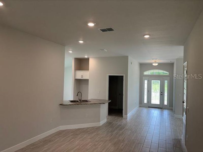 Spacious, unfurnished interior of a new home in Juliette Falls, Dunnellon (Image 9).