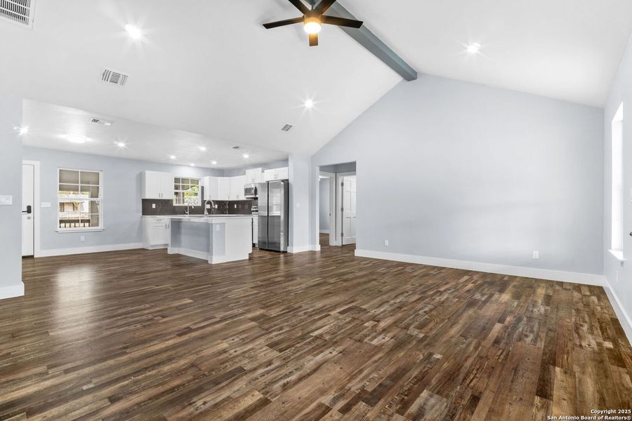 Spacious, unfurnished interior of a new home in , Bandera (Image 25).