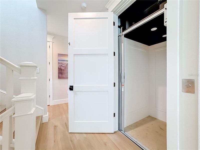 Spacious, unfurnished interior of a new home in , Bradenton Beach (Image 20).