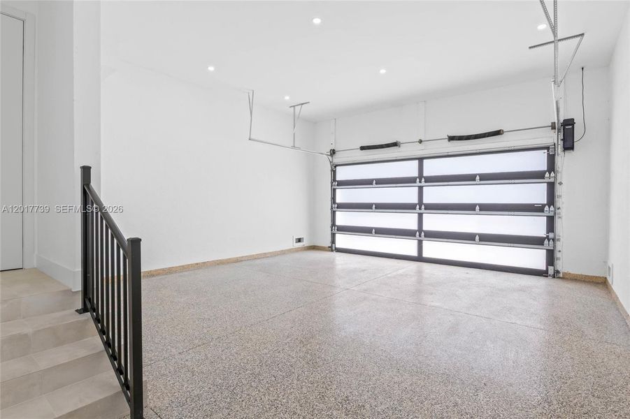 Spacious, unfurnished interior of a new home in , Cape Coral (Image 35).