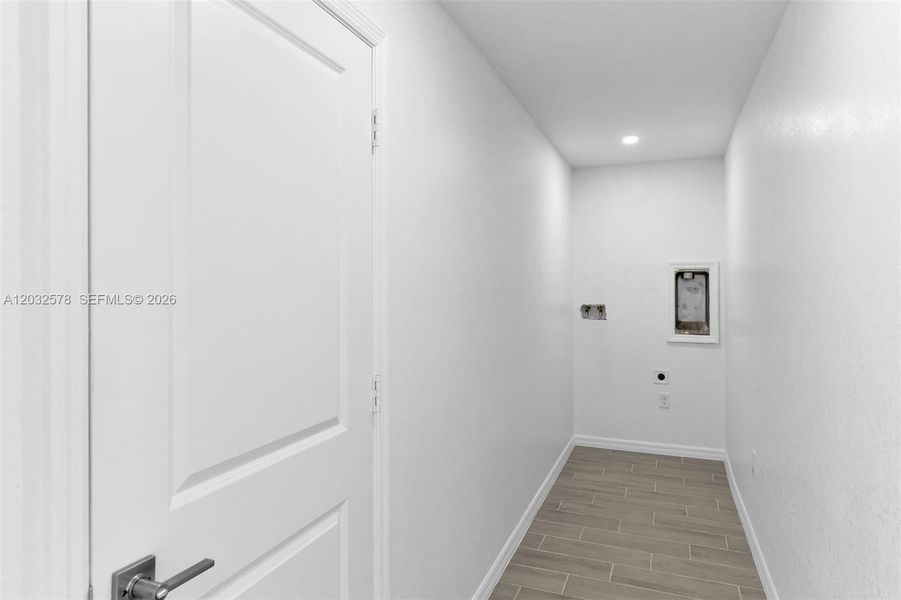 Spacious, unfurnished interior of a new home in , Cape Coral (Image 17).