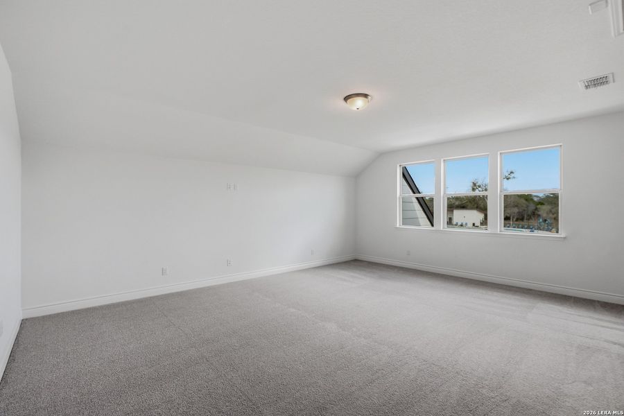 Spacious, unfurnished interior of a new home in Davis Ranch, San Antonio (Image 31).