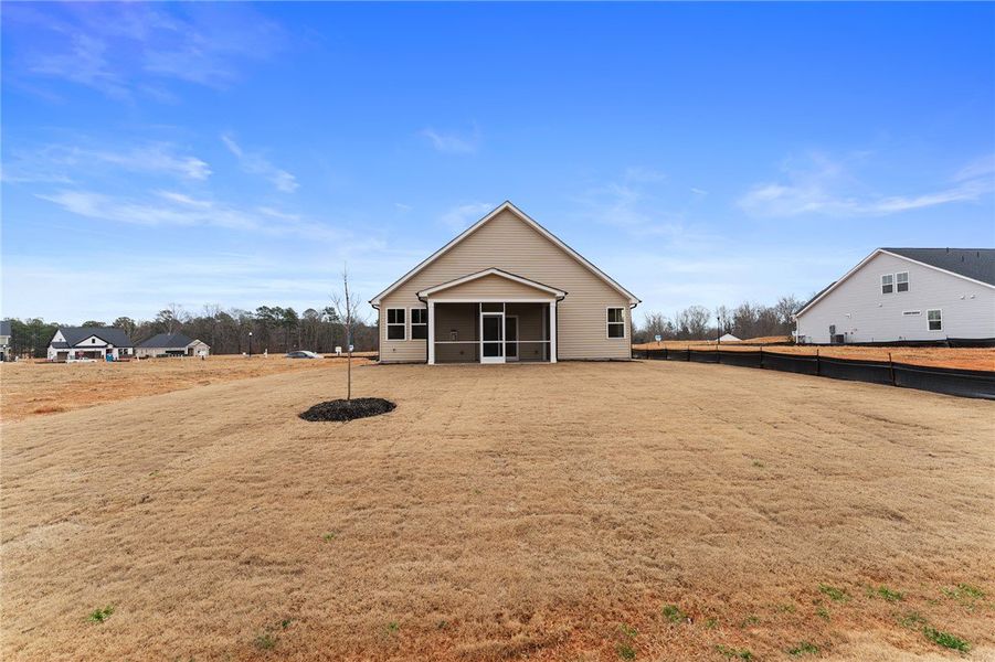Exterior details and patio area of a home in Eagle Creek, Central (Image 19).