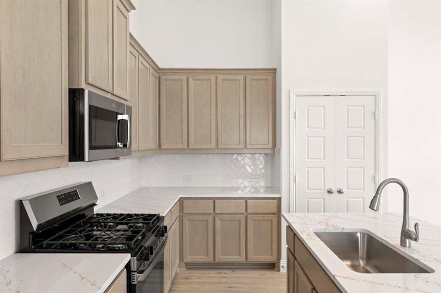 08-1014-lovely-day-lavon-tx-kitchen-view