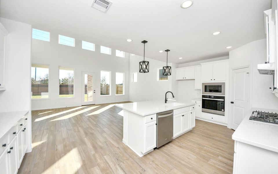 Image 19 representing the Montclaire by Brookfield Residential in 50' Traditional Homes at Elyson, Katy, TX.