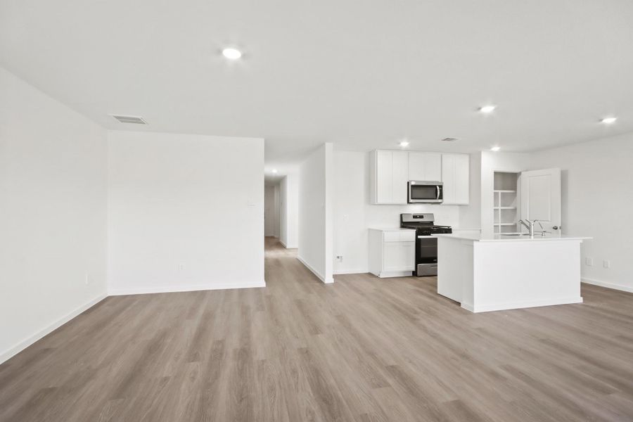 Spacious, unfurnished interior of a new home in Silverthorne, Conroe (Image 7).