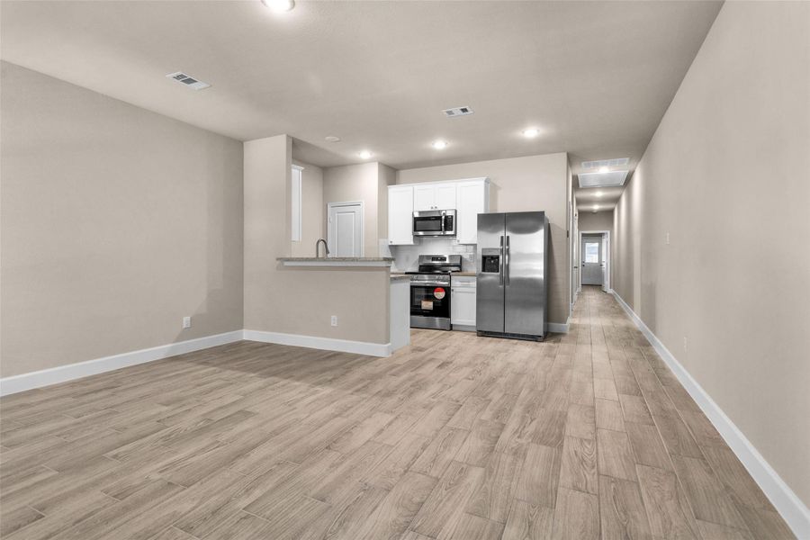 Spacious, unfurnished interior of a new home in , Willis (Image 32).