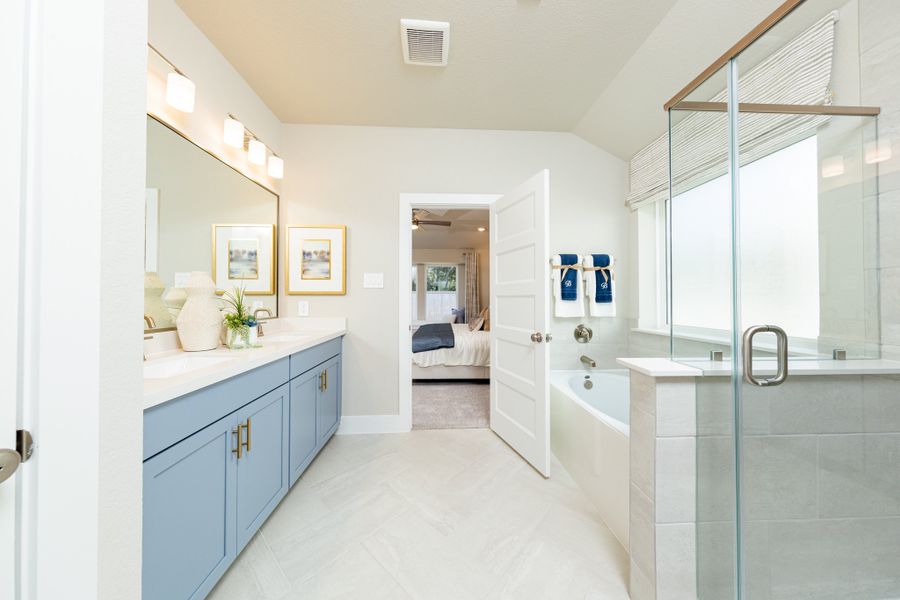 Representative furnished interior of a home built from the Olympic by Beazer Homes in Sunrise Cove, Texas City (Image 7).