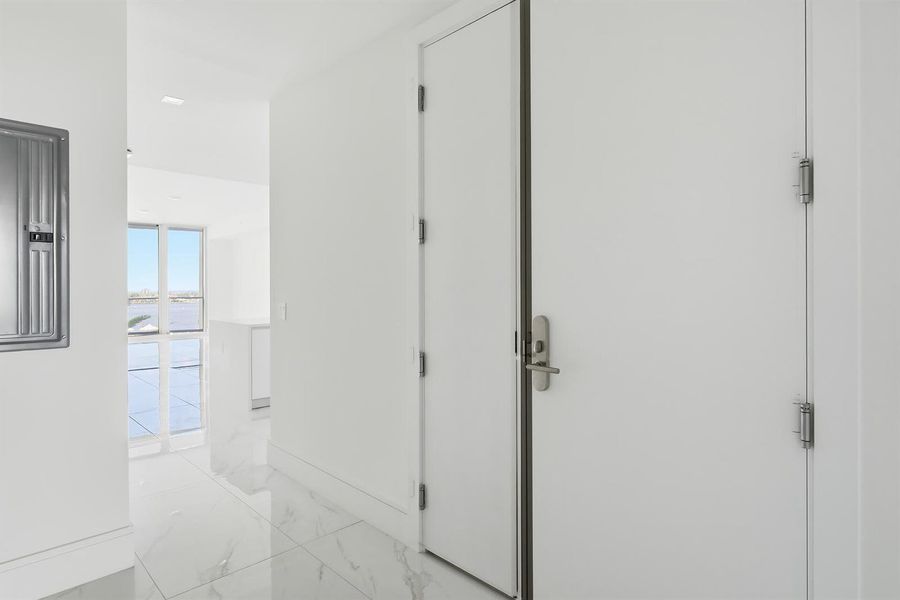 220-LAKESHORE-DRIVE-804-33403-032 220-LAKESHORE-DRIVE-804-33403-032