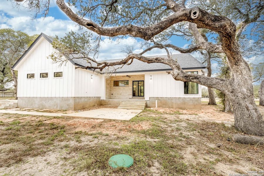 Exterior details and patio area of a home in , Floresville (Image 28).