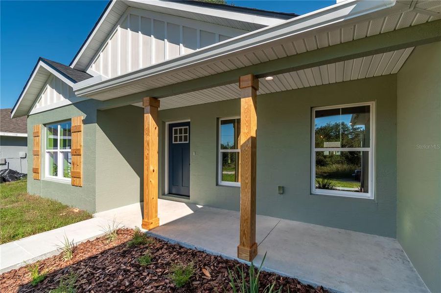 Exterior details and patio area of a home in , Dunnellon (Image 25).