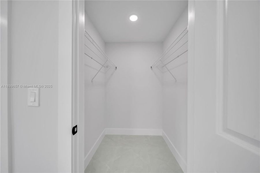 Spacious, unfurnished interior of a new home in , Lehigh Acres (Image 18).